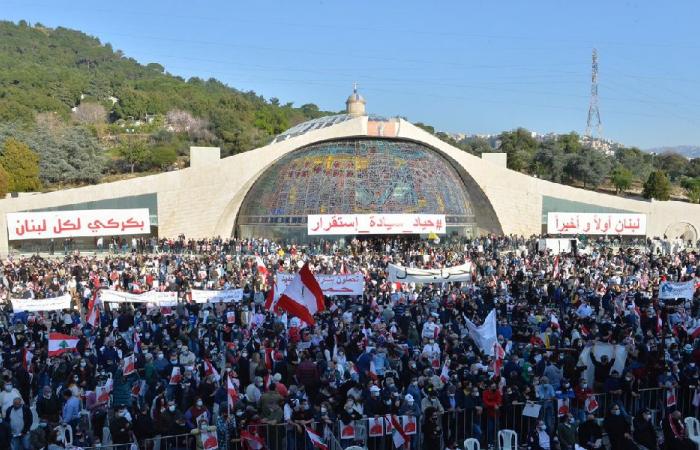 بالصور: تظاهرة أمام مدخل بكركي رفضاً لموقف عون