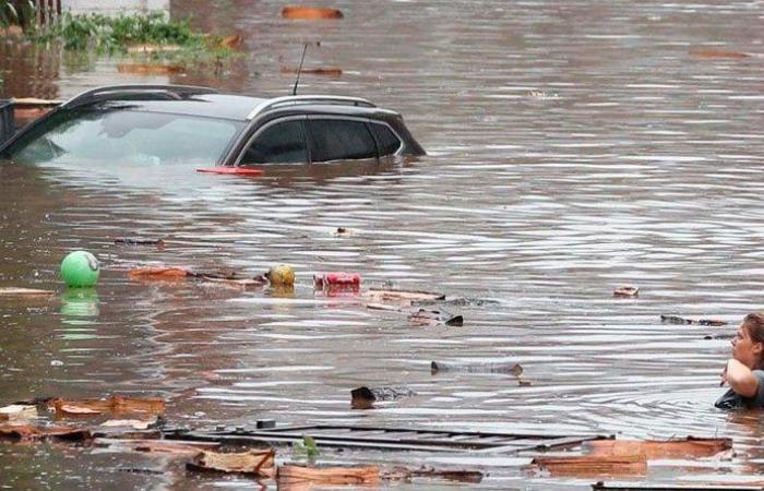 بالفيديو: أمطار غزيرة تغرق شوارع السعودية