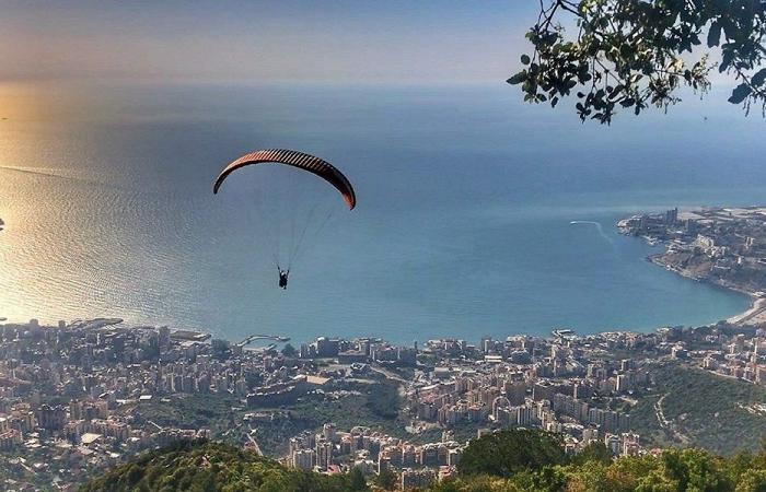 سقوط شاب من الـ”parapente” في جونية؟ (فيديو)